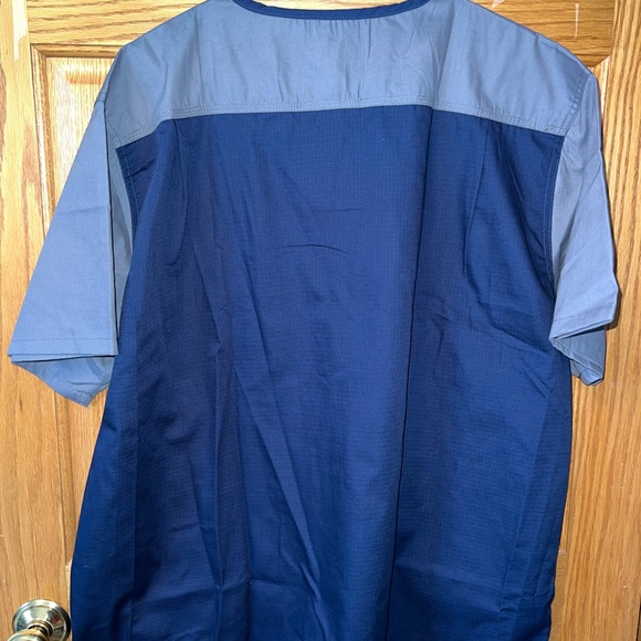 🔗Mens Carhartt Scrub Top- Navy - Picture 4 of 7